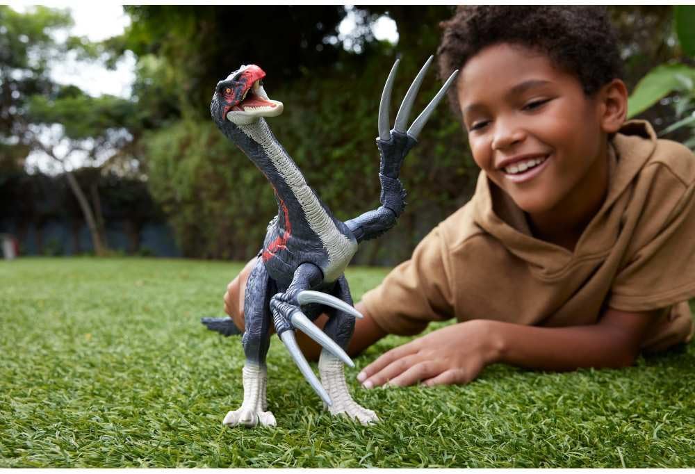 Mattel Jurassic World Chaos Theory Slash N Roar Therizinosaurus Dinosaur Action Figure Toy, Attack Claws & Sound, Digital Play